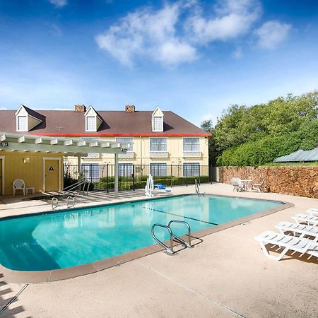 Red Lion Inn & Suites Оубърн Екстериор снимка