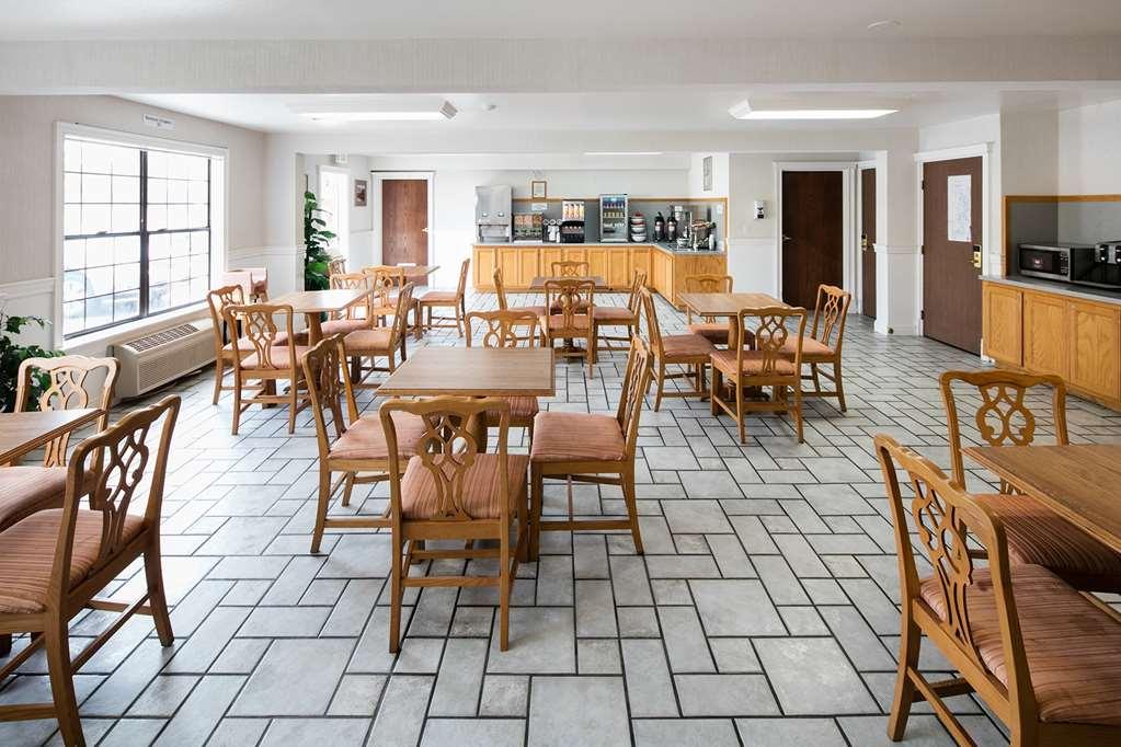 Red Lion Inn & Suites Оубърн Ресторант снимка