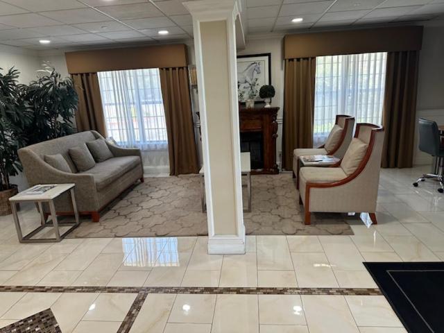 Red Lion Inn & Suites Оубърн Екстериор снимка