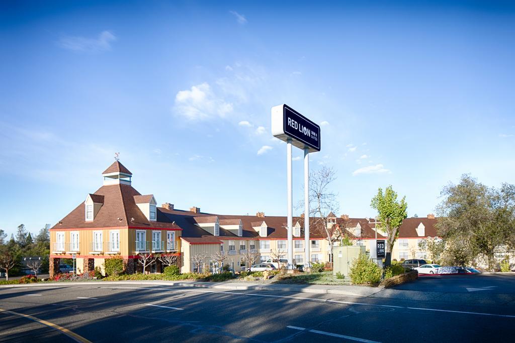 Red Lion Inn & Suites Оубърн Екстериор снимка