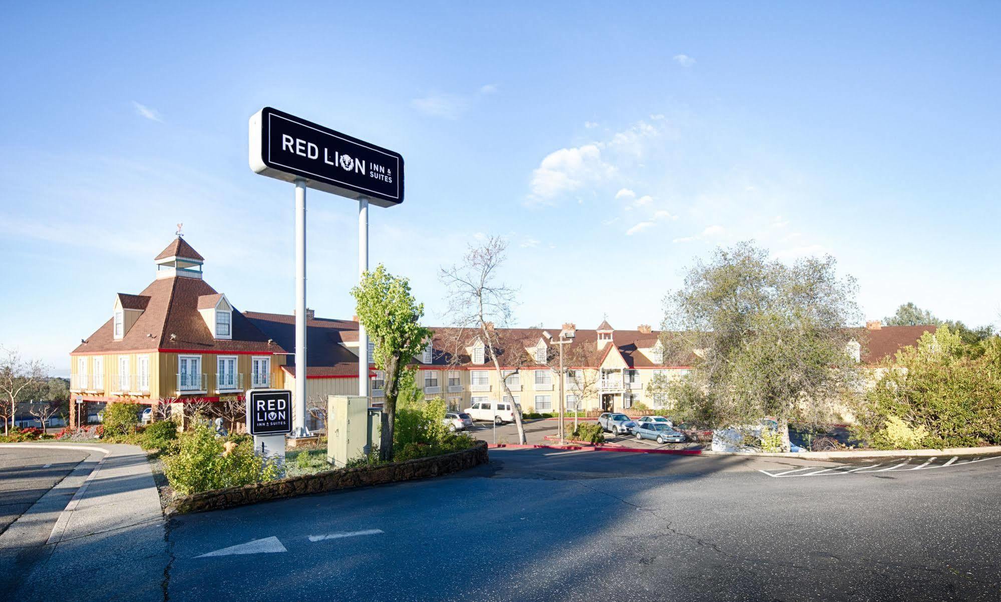 Red Lion Inn & Suites Оубърн Екстериор снимка