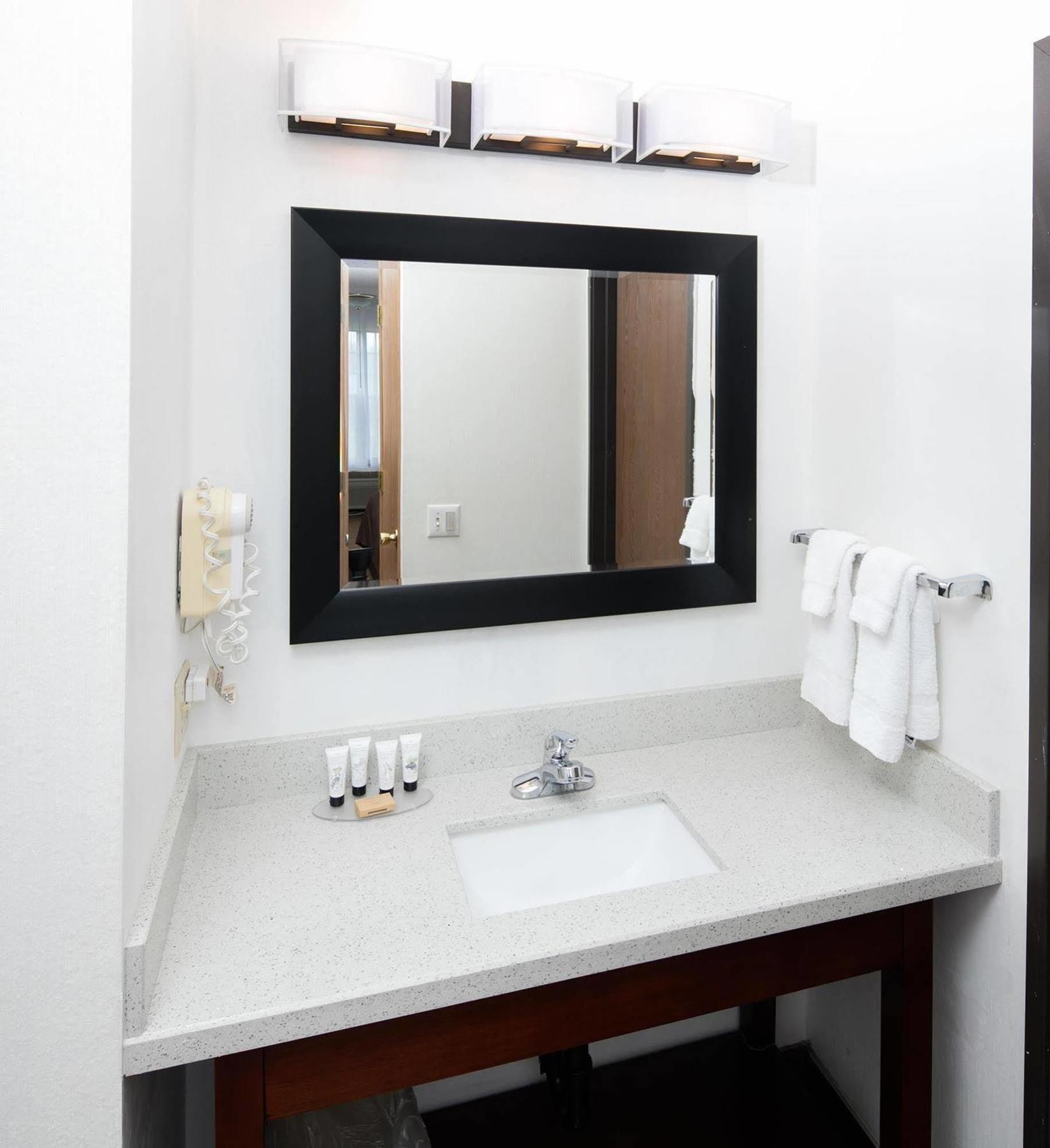 Red Lion Inn & Suites Оубърн Екстериор снимка