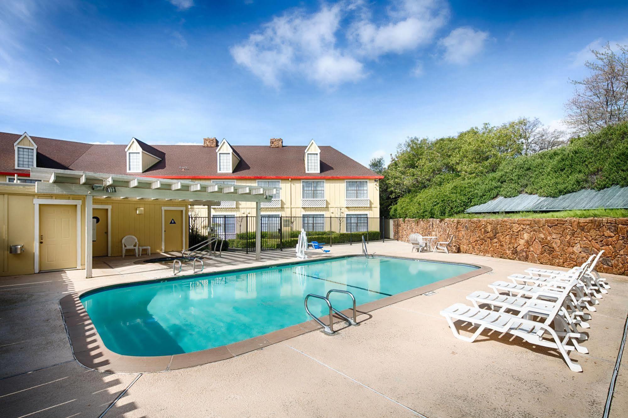 Red Lion Inn & Suites Оубърн Екстериор снимка