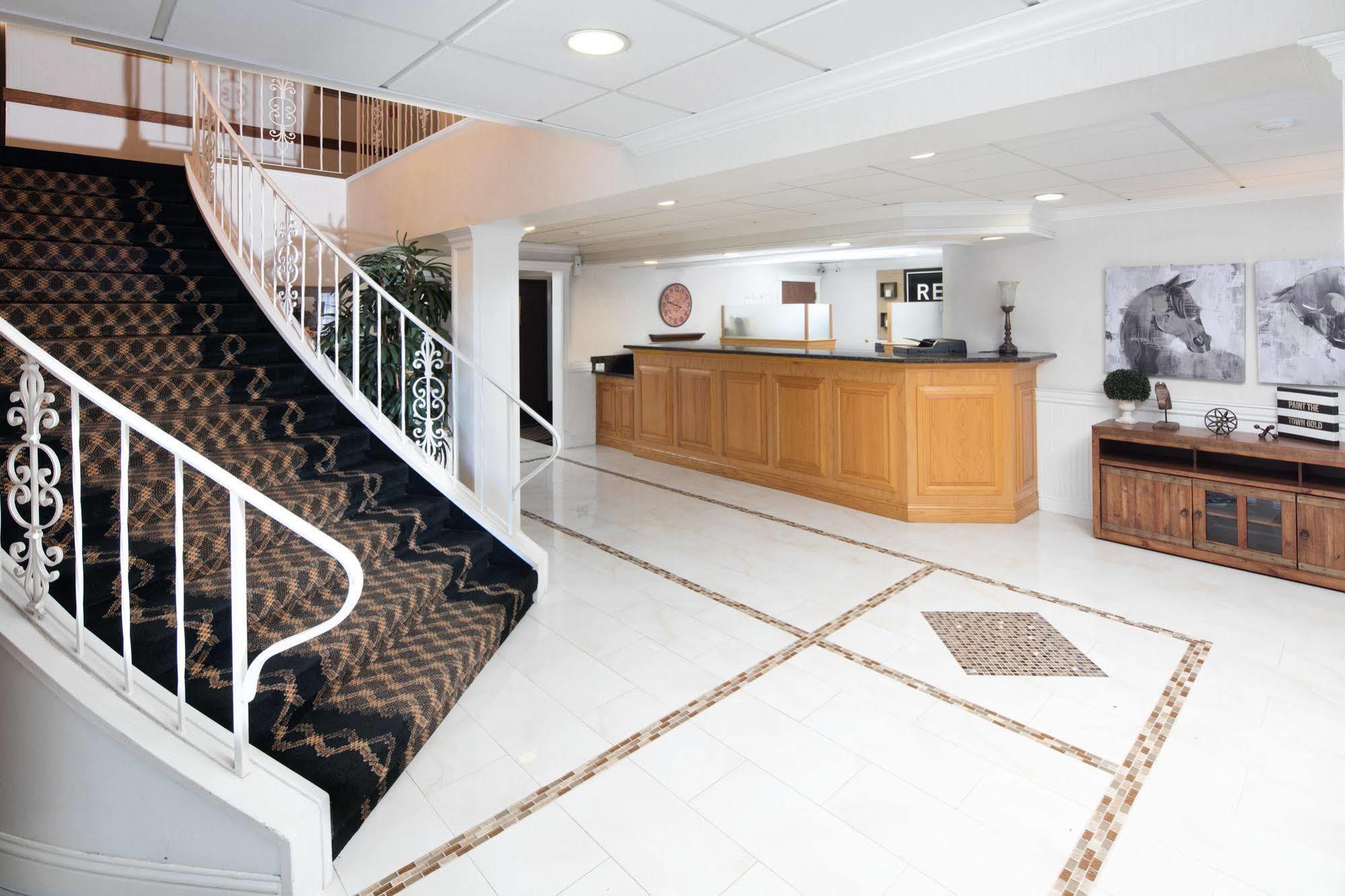 Red Lion Inn & Suites Оубърн Екстериор снимка